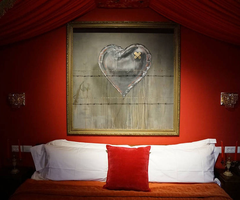 O ανατρεπτικός Banksy «ξαναχτύπησε» και στέλνει καυστικό μήνυμα από τη Βηθλεέμ