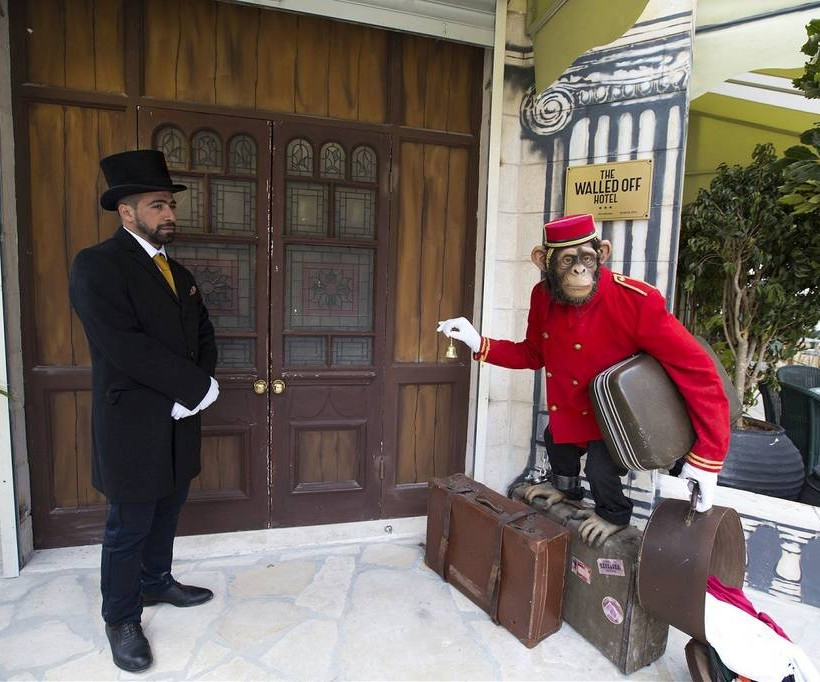 O ανατρεπτικός Banksy «ξαναχτύπησε» και στέλνει καυστικό μήνυμα από τη Βηθλεέμ