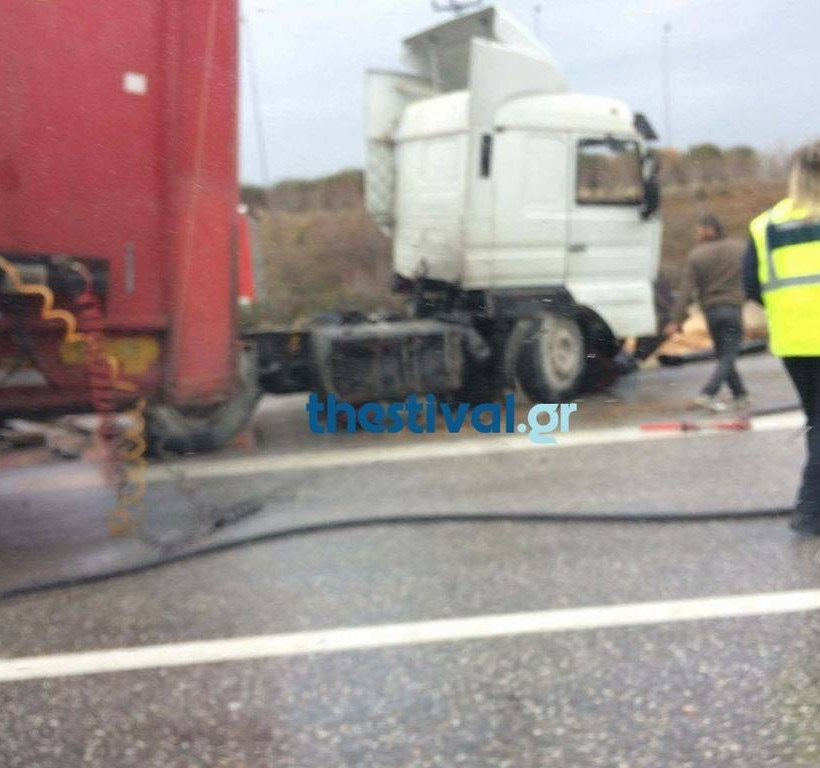 Θεσσαλονίκη: «Δίπλωσε» νταλίκα στον κόμβο του ΤΙΤΑΝ - Διαρροή καυσίμων και κυκλοφοριακό κομφούζιο