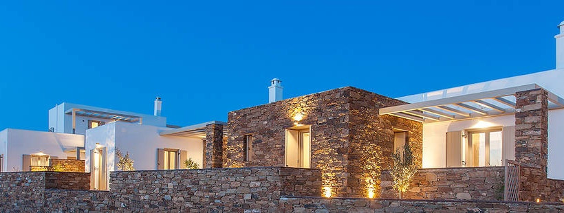 Η Τήνος γιορτάζει με παραδοσιακό χρώμα και τους Επιτάφιους να… μπαίνουν στη θάλασσα! (Pics)