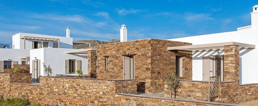 Η Τήνος γιορτάζει με παραδοσιακό χρώμα και τους Επιτάφιους να… μπαίνουν στη θάλασσα! (Pics)