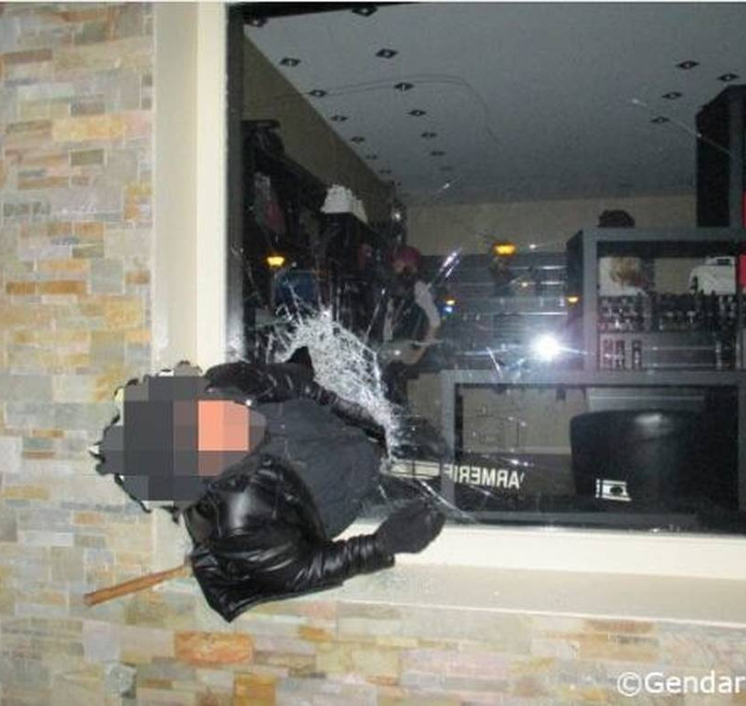 Γαλλία: Ληστής «φράκαρε» στην τρύπα που άνοιξε σε βιτρίνα καταστήματος (pic)