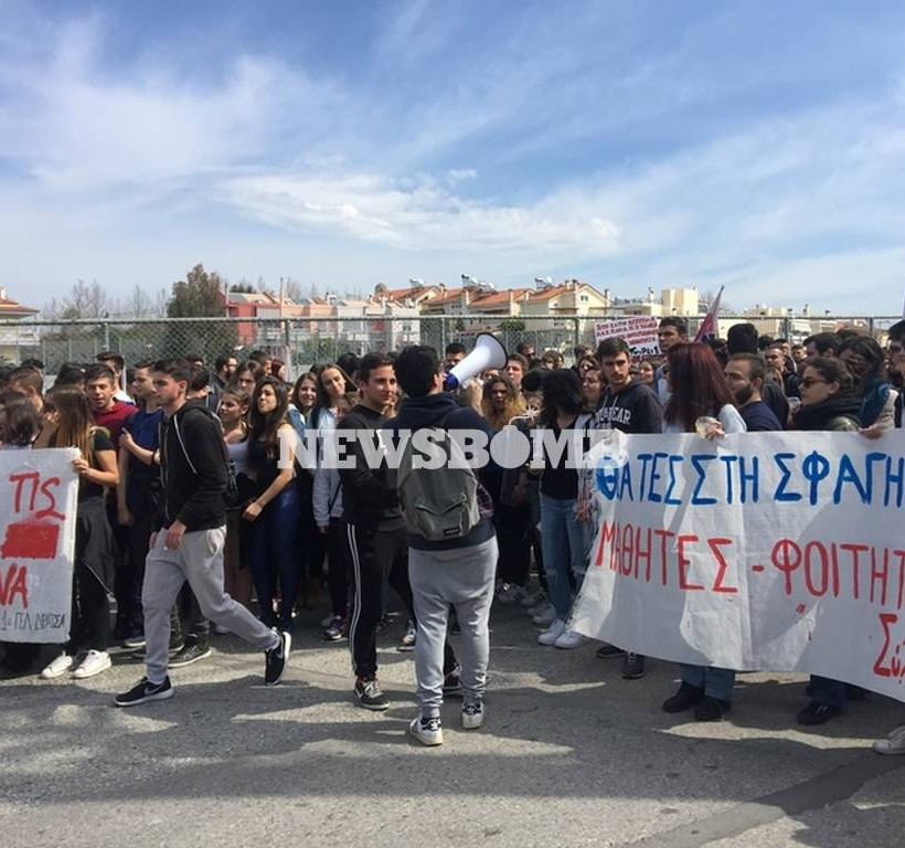 Μικροένταση στο υπουργείο Παιδείας μεταξύ φοιτητών (pics&vid) 