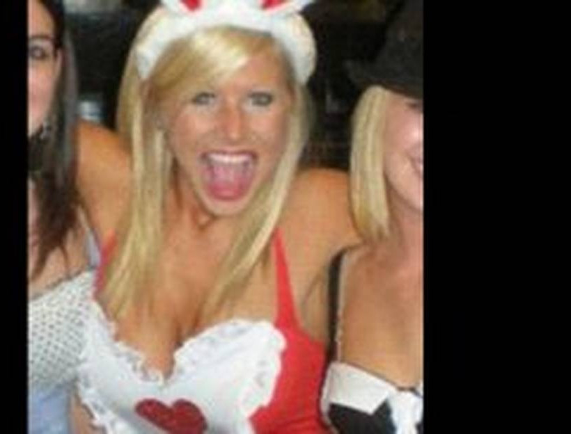 Φωτογραφίες σοκ: Δασκάλα ποζάρει χαμογελαστή μετά από άγριο σεξ με ανήλικο μαθητή της