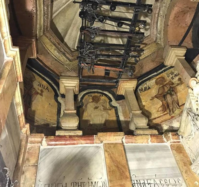 Αποκλειστικό Newsbomb.gr: Συγκλονίζουν τα ευρήματα στον Πανάγιο Τάφο – Αποκλειστικές φωτογραφίες