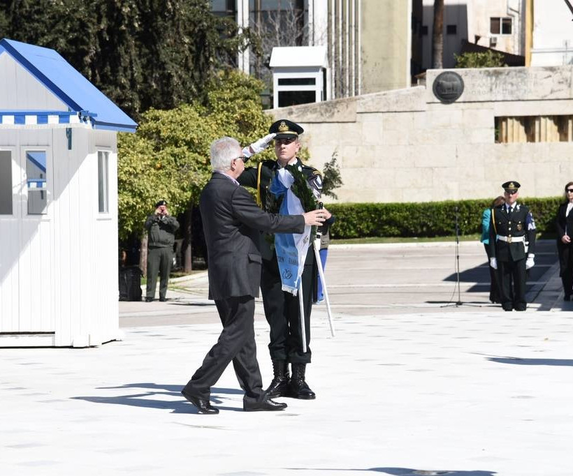 25η Μαρτίου: Ολοκληρώθηκε η μαθητική παρέλαση στο Σύνταγμα (pics&vids)