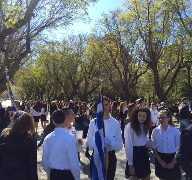 25η Μαρτίου: Ολοκληρώθηκε η μαθητική παρέλαση στο Σύνταγμα (pics&vids)