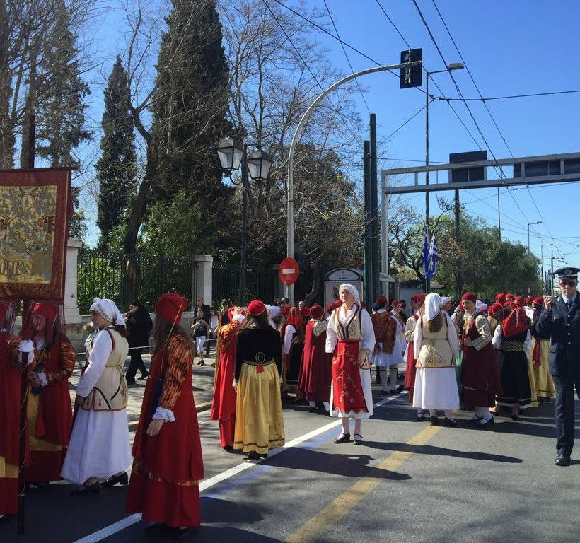 25η Μαρτίου: Ολοκληρώθηκε η μαθητική παρέλαση στο Σύνταγμα (pics&vids)