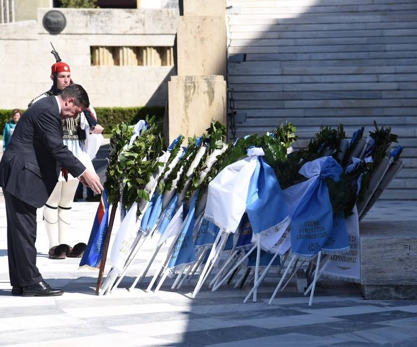 25η Μαρτίου: Ολοκληρώθηκε η μαθητική παρέλαση στο Σύνταγμα (pics&vids)
