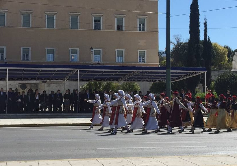 25η Μαρτίου: Ολοκληρώθηκε η μαθητική παρέλαση στο Σύνταγμα (pics&vids)