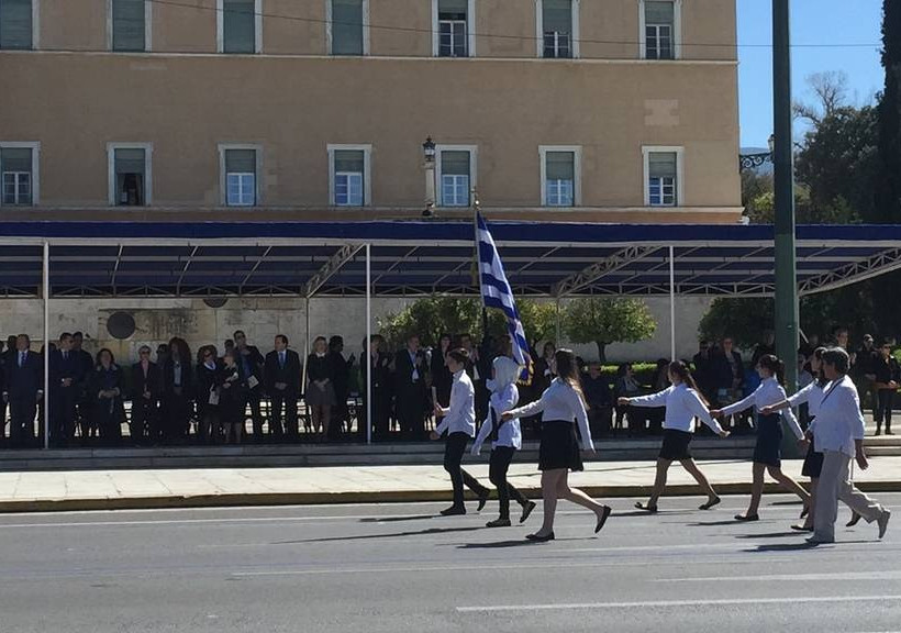 25η Μαρτίου: Ολοκληρώθηκε η μαθητική παρέλαση στο Σύνταγμα (pics&vids)