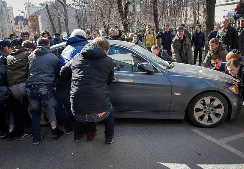 Ρωσία: Σε φυλάκιση καταδικάστηκε ο κύριος αντίπαλος του Πούτιν, Αλεξέι Ναβάλνι (Pics+Vids)