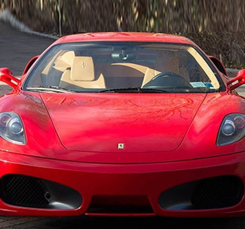 Αυτή είναι η κόκκινη Φεράρι του Ντόναλντ Τραμπ που πουλήθηκε για 250.000 ευρώ 