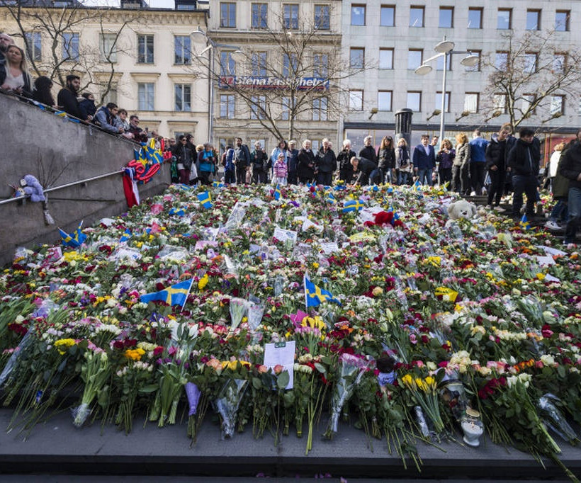 Η Σουηδία αποτίει φόρο τιμής στα θύματα της τρομοκρατικής επίθεσης