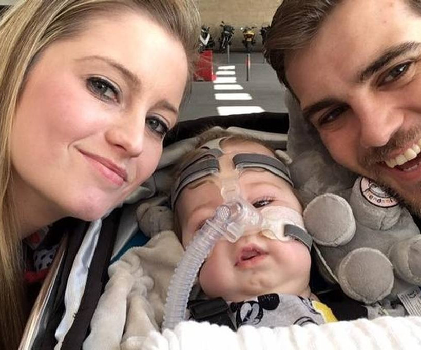 Νόμιζαν ότι το μωράκι τους ήταν απλά χαριτωμένο βγάζοντας τη γλώσσα του. Όταν έμαθαν γιατί, πάγωσαν