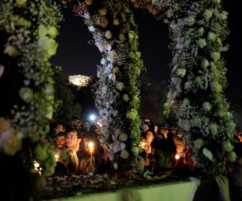 Πλήθος πιστών στην περιφορά των Επιταφίων στην Αθήνα (pics)