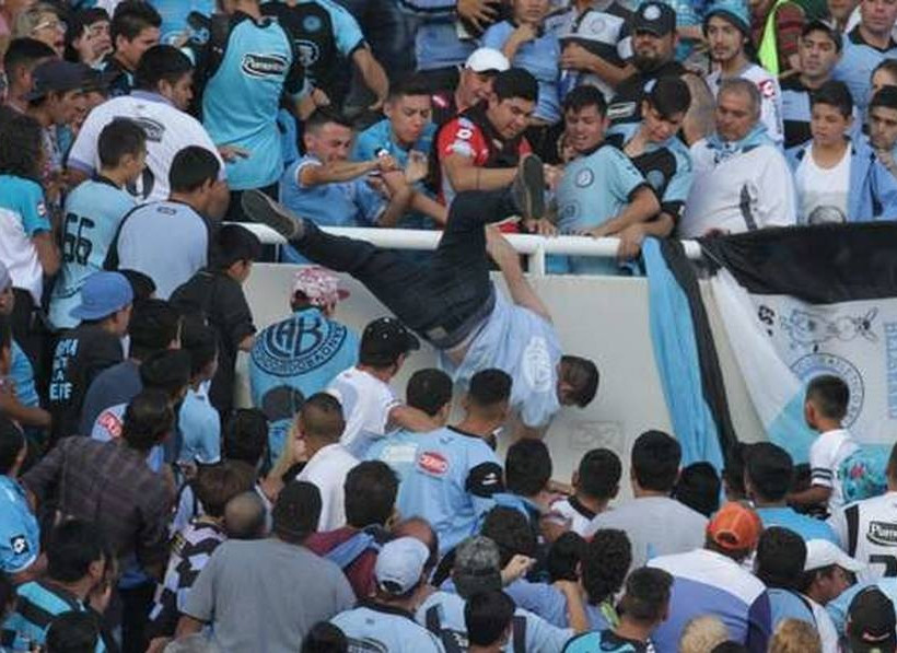 Σκηνές-σοκ στην Αργεντινή: Πέταξαν οπαδό από εξέδρα – Νοσηλεύεται σε κώμα (Προσοχή! Σκληρές εικόνες)