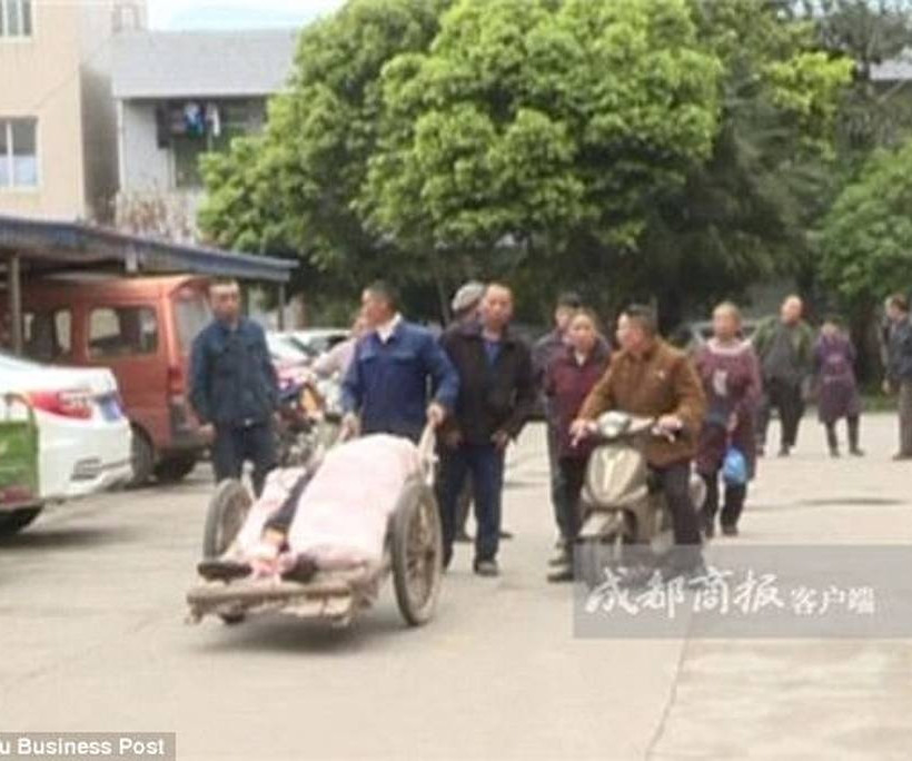 Σοκ: Έκοψε κατά λάθος τα πόδια της γυναίκας του με το χορτοκοπτικό - Πέθανε απο αιμοραγία (pics)