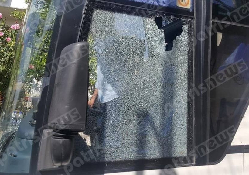 Καλαμάτα: Επίθεση με πέτρες στο λεωφορείο που μετέφερε μέλη της Διοίκησης του Πανηλειακού (pics)
