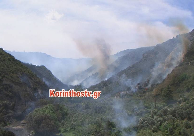 ΤΩΡΑ: Μεγάλη φωτιά σε χαράδρα στην Κόρινθο (pics&vid)