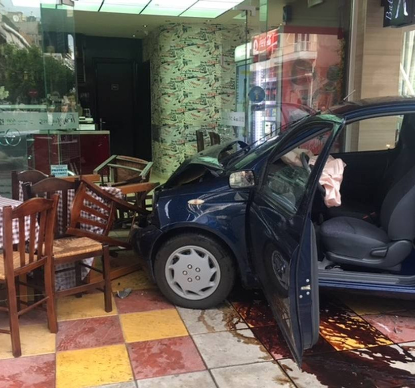 Αγρίνιο: Μπήκαν με τα αυτοκίνητα μέσα σε ψητοπωλείο και το έκαναν… γης μαδιάμ! (pics)