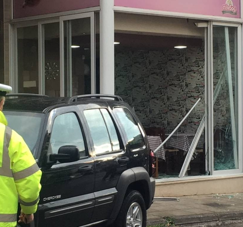 Αγρίνιο: Μπήκαν με τα αυτοκίνητα μέσα σε ψητοπωλείο και το έκαναν… γης μαδιάμ! (pics)