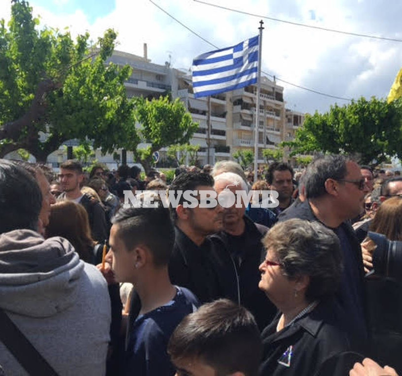 Στάθης Ψάλτης: Το «ύστατο χαίρε» στον αγαπημένο ηθοποιό από συγγενείς, φίλους και θαυμαστές 
