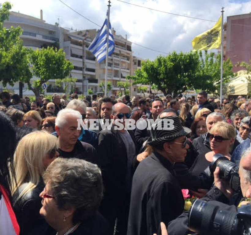 Στάθης Ψάλτης: Το «ύστατο χαίρε» στον αγαπημένο ηθοποιό από συγγενείς, φίλους και θαυμαστές 