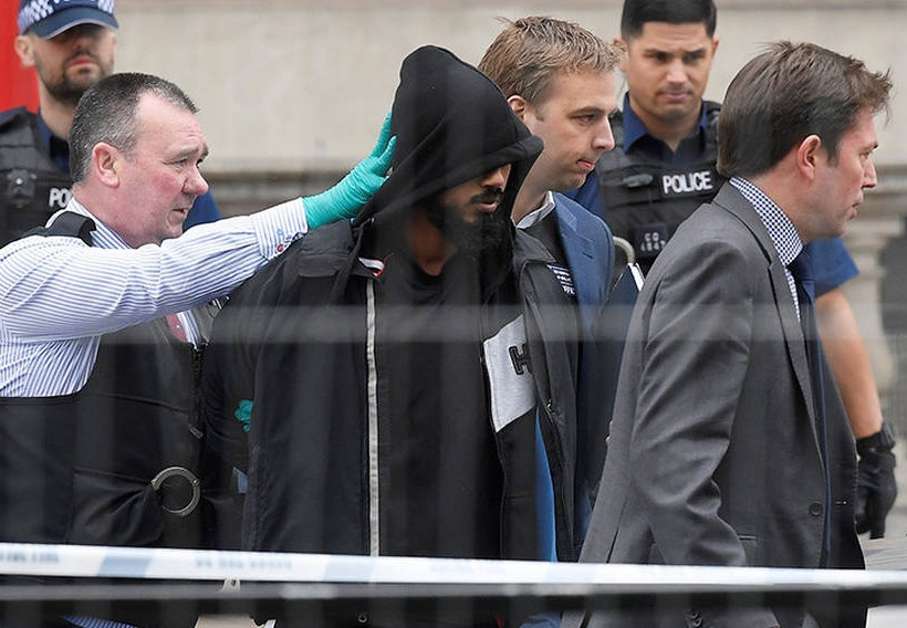 Man carrying bag of knives near UK Parliament arrested under Terrorism Act (pics)