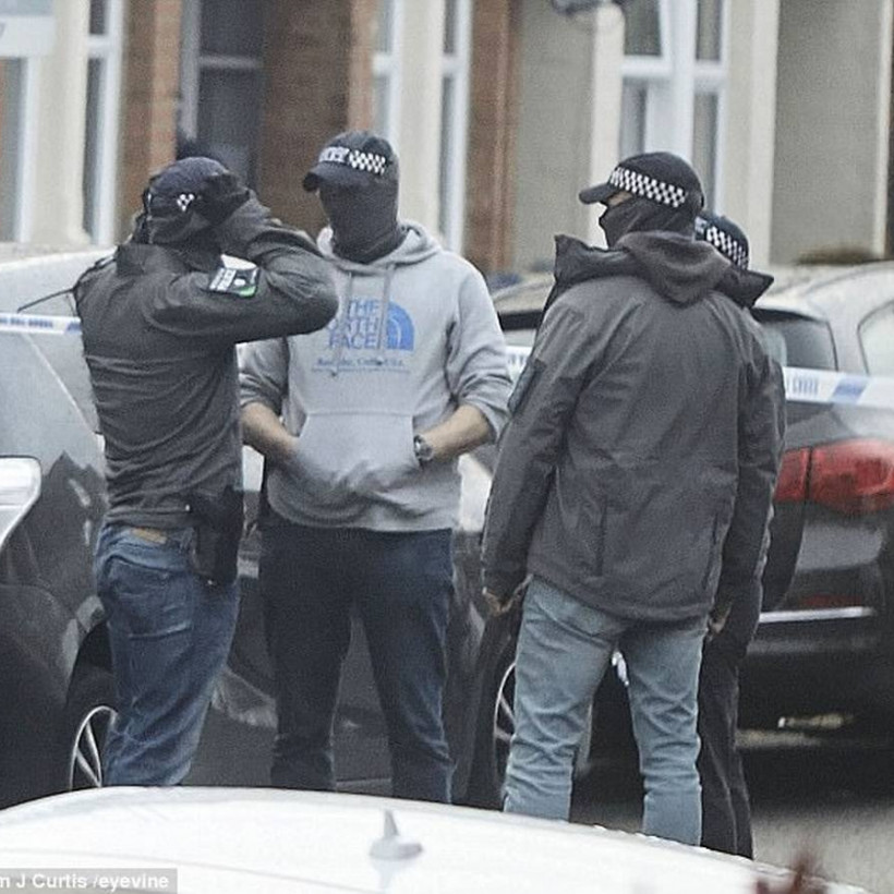 Συναγερμός στη Βρετανία: Έφοδος της αντιτρομοκρατικής με συλλήψεις και τραυματίες στο Λονδίνο (Vid)