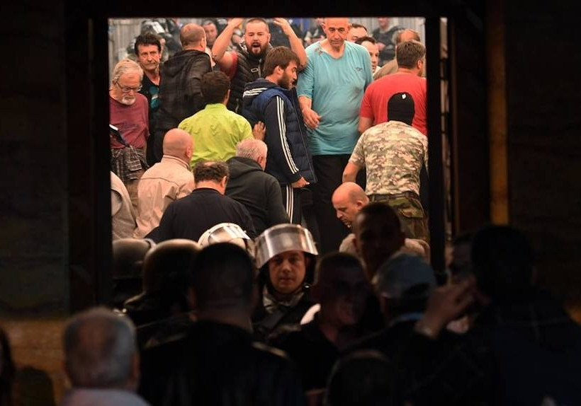 Τα Βαλκάνια «φλέγονται»: Αλβανικό «πραξικόπημα» στα Σκόπια – Κατέρρευσε η κυβέρνηση στην Κροατία