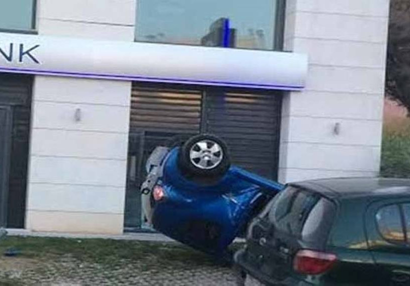 Γέρακας: Αυτοκίνητο «προσγειώθηκε» σε ΑΤΜ –  Η φωτογραφία που κάνει το γύρο του διαδικτύου (pic) 