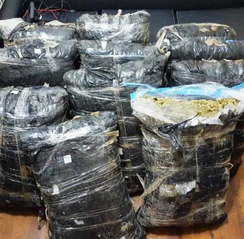 Έβρος: 55χρονος πέταξε στο ποτάμι πάνω από 100 κιλά κάνναβης (pics)