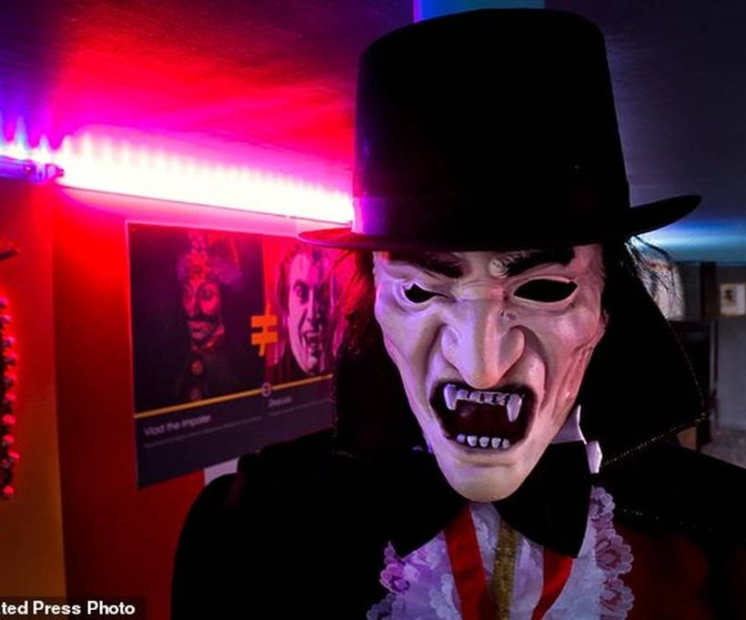 Τσαουσέσκου, Δράκουλας και... Ιησούς συναντώνται στο ρουμανικό μουσείο του κιτς