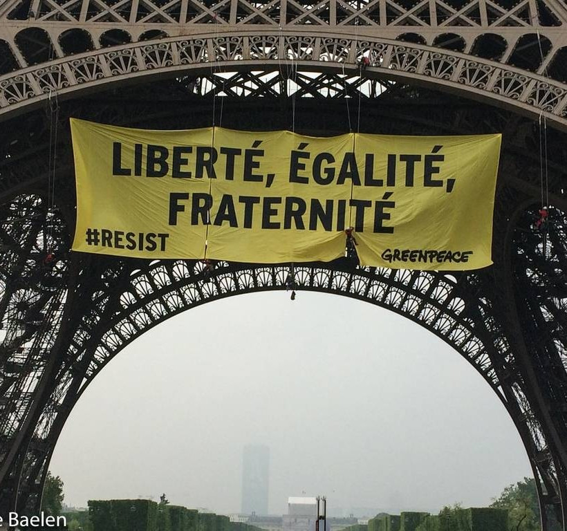 Εκλογές Γαλλία: «Καταδρομική» δράση της Greenpeace στον Πύργο του Άιφελ - Σήκωσαν πανό για τη Λεπέν