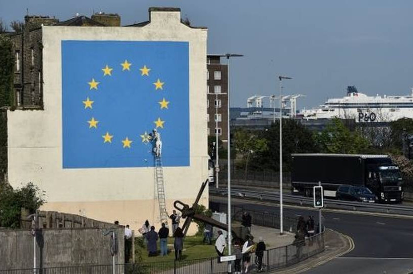 O ανατρεπτικός Banksy «ξαναχτύπησε» και στέλνει καυστικό μήνυμα για το Brexit