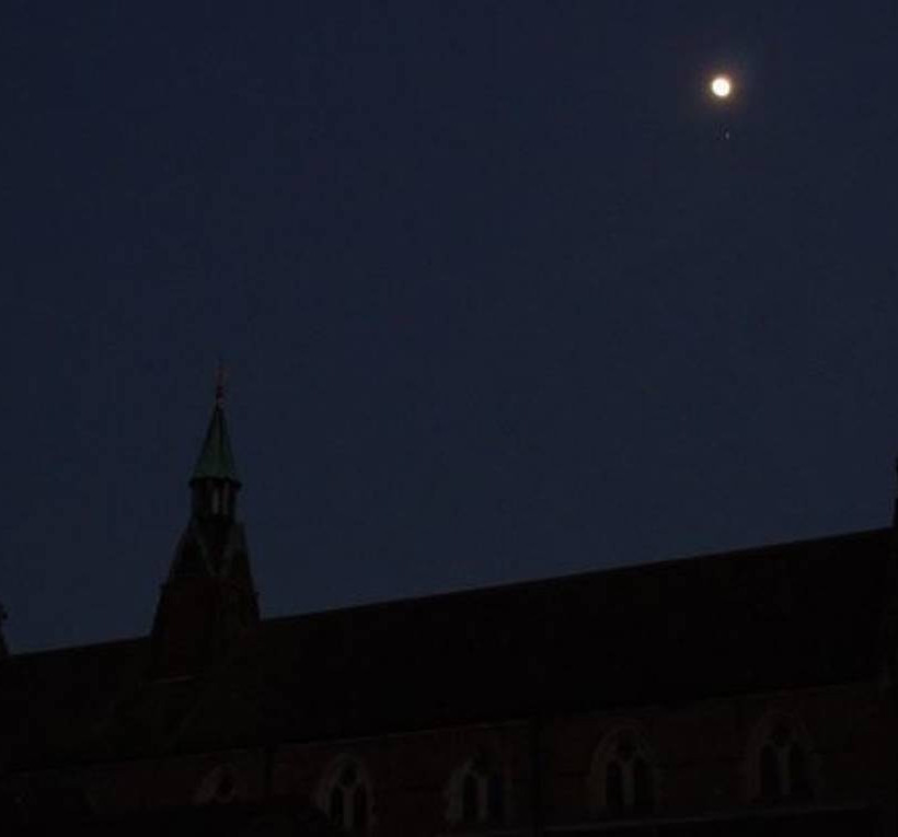 Εικόνες που κόβουν την ανάσα: Ο χορός του Δία με τη Σελήνη!