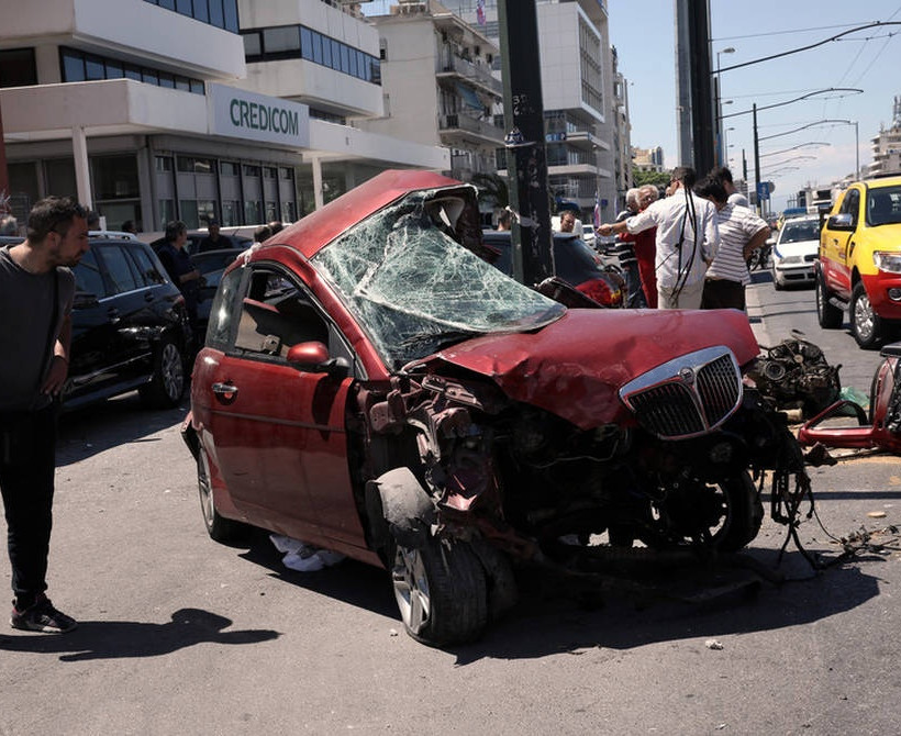 Σφοδρό τροχαίο στη Λ. Συγγρού - Μάχη για τη ζωή του δίνει ο οδηγός (pics+vid)