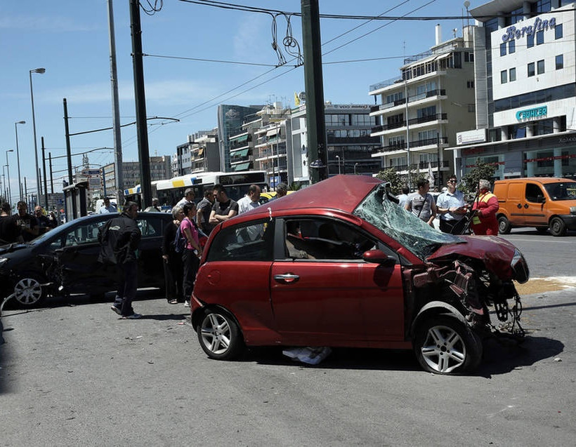 Σφοδρό τροχαίο στη Λ. Συγγρού - Μάχη για τη ζωή του δίνει ο οδηγός (pics+vid)