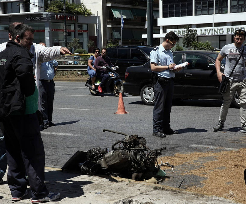 Σφοδρό τροχαίο στη Λ. Συγγρού - Μάχη για τη ζωή του δίνει ο οδηγός (pics+vid)