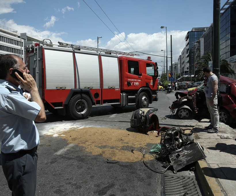 Σφοδρό τροχαίο στη Λ. Συγγρού - Μάχη για τη ζωή του δίνει ο οδηγός (pics+vid)