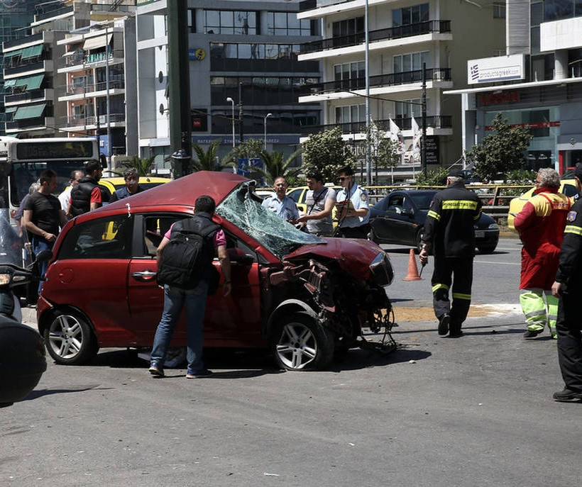 Σφοδρό τροχαίο στη Λ. Συγγρού - Μάχη για τη ζωή του δίνει ο οδηγός (pics+vid)