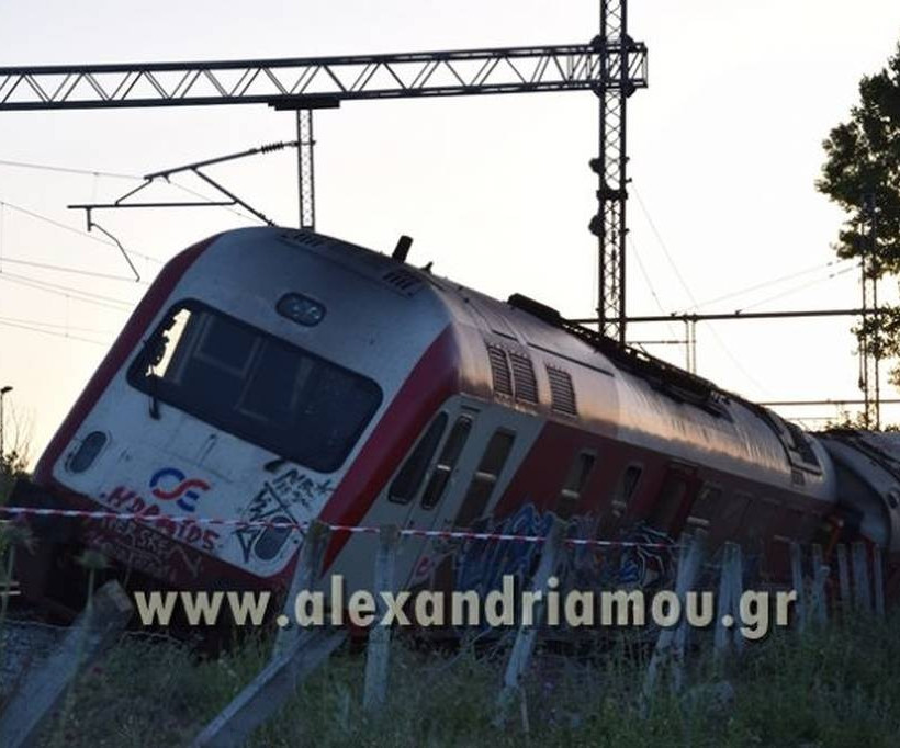 Εκτροχιασμός τρένου: Στο σκοτάδι οι έρευνες για τα αίτια της τραγωδίας - Τρεις οι νεκροί (pics+vids)