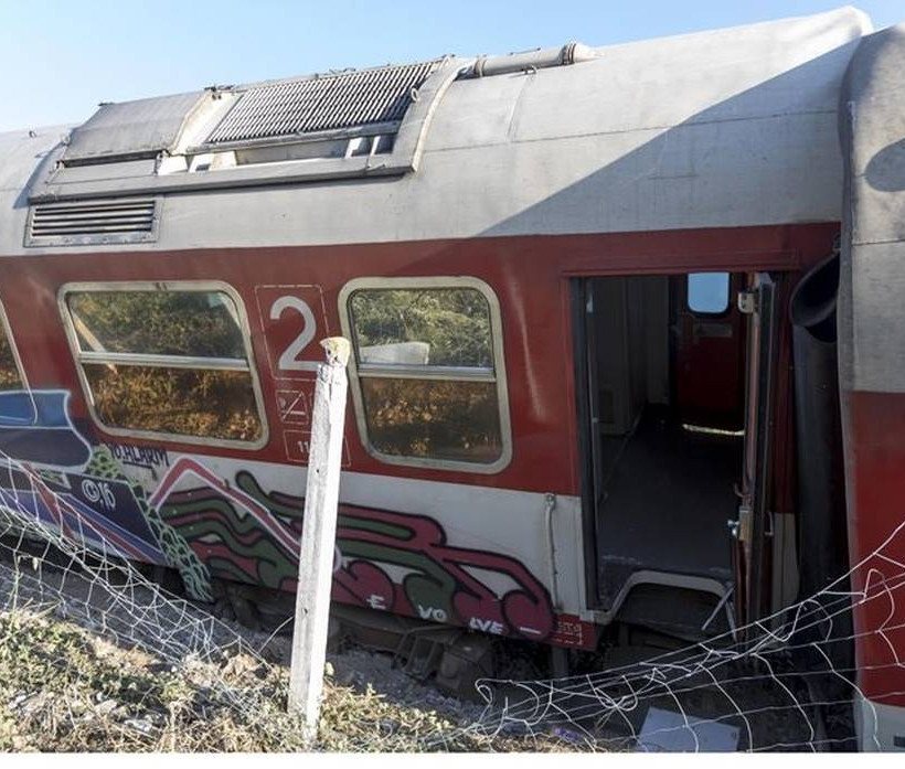 Three dead in train derailment near Thessaloniki (pics)