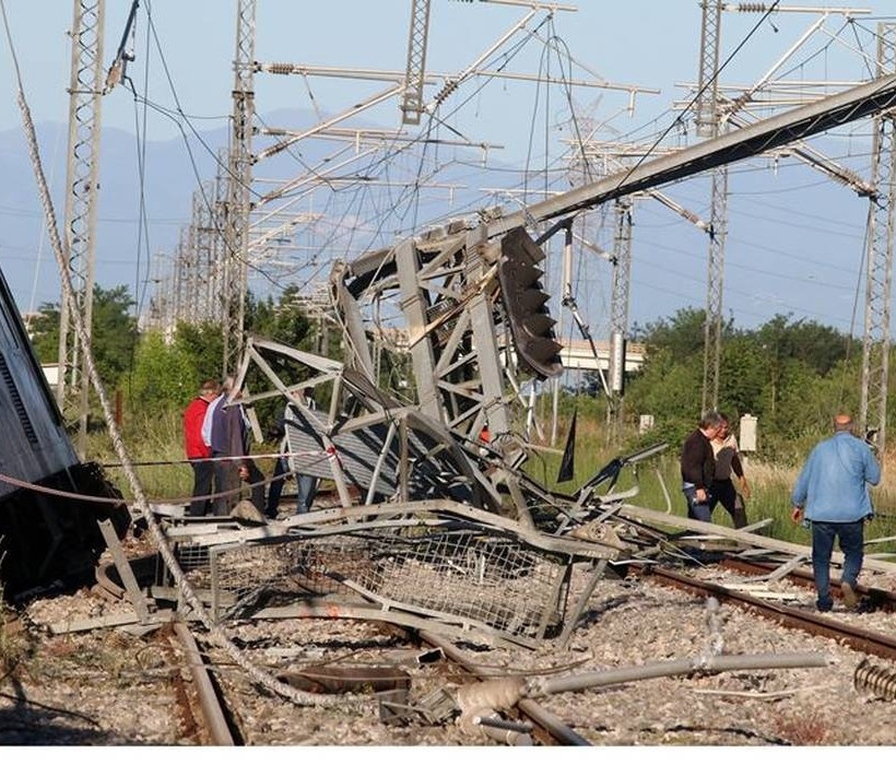 Three dead in train derailment near Thessaloniki (pics)
