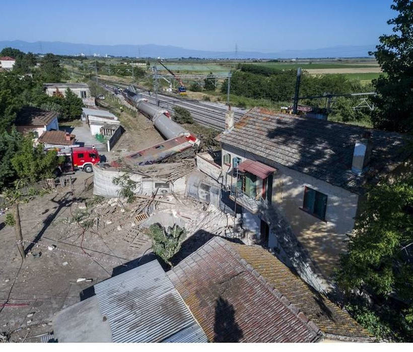 Εκτροχιασμός τρένου: Στο σκοτάδι οι έρευνες για τα αίτια της τραγωδίας - Τρεις οι νεκροί (pics+vids)