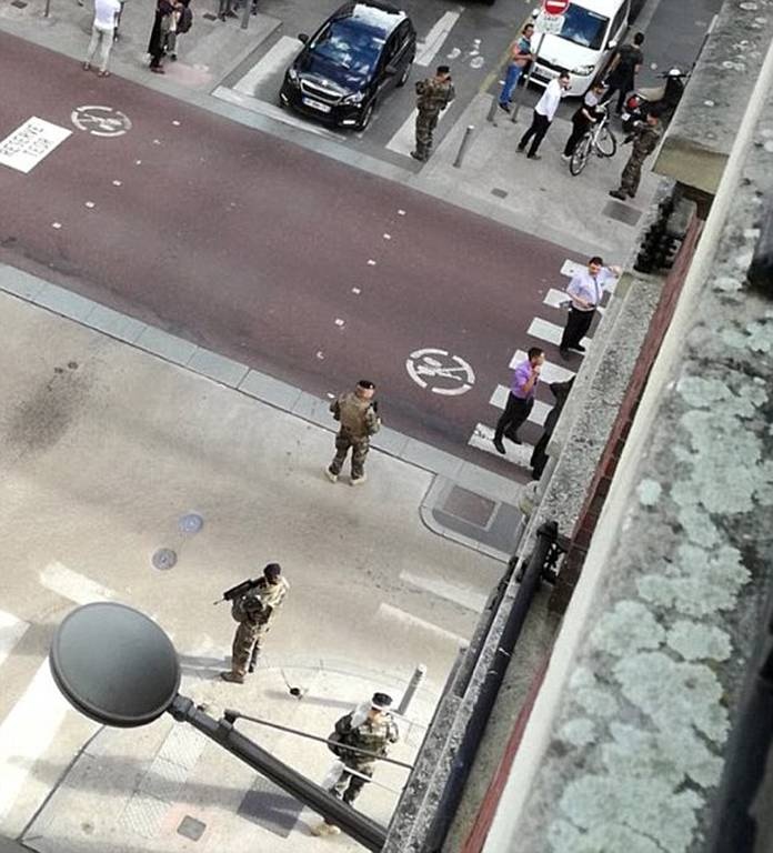 Επίθεση με μαχαίρι στη Γαλλία - Ένας νεκρός (pics+vid)