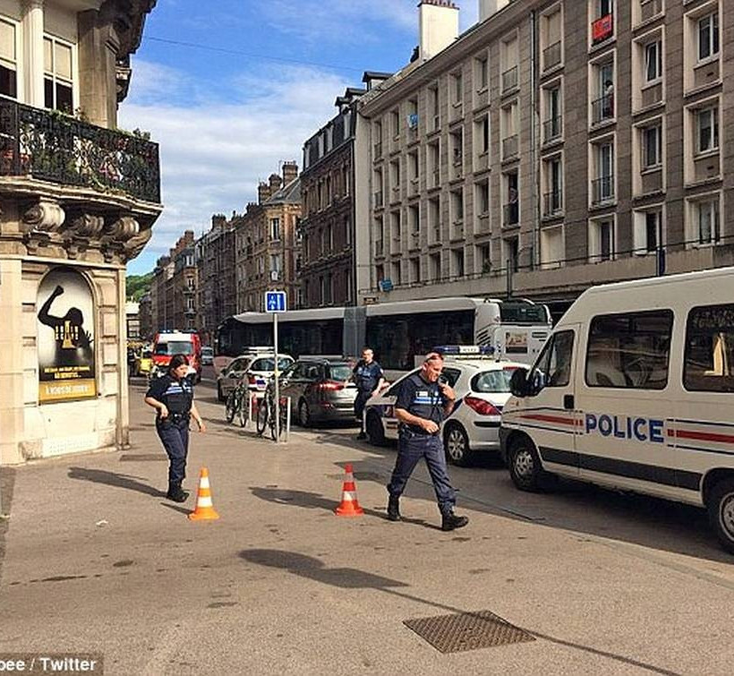 Επίθεση με μαχαίρι στη Γαλλία - Ένας νεκρός (pics+vid)