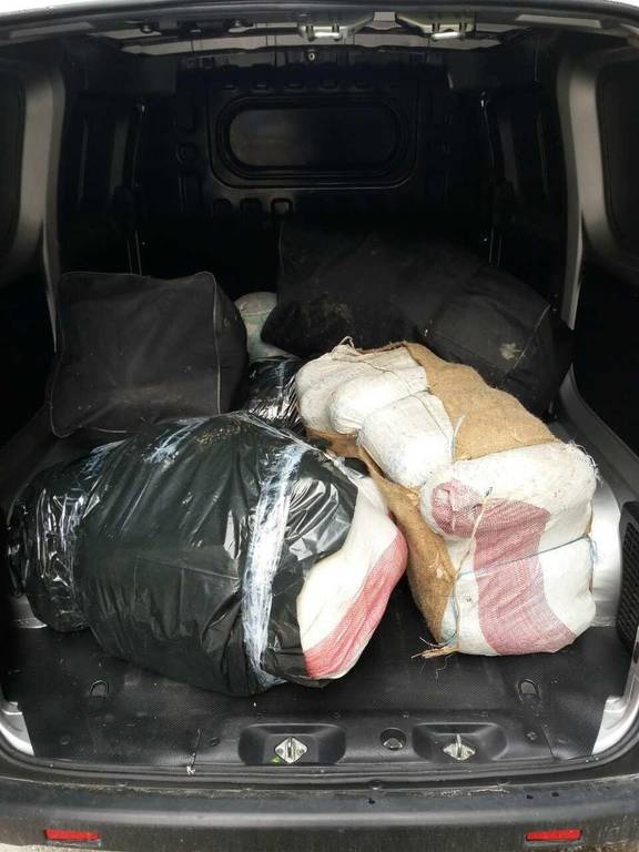 Κοζάνη: Συνελήφθησαν δύο Έλληνες που μετέφεραν 163 κιλά κάνναβης (pics)