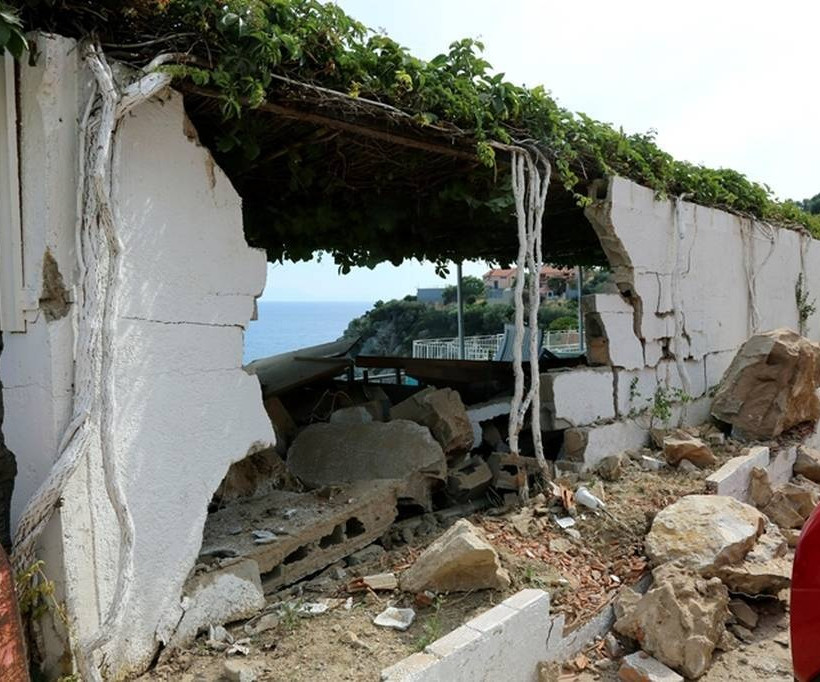 Φονικός σεισμός στη Μυτιλήνη: Μια γυναίκα νεκρή και τεράστιες καταστροφές - Εκκενώθηκε η Βρίσα